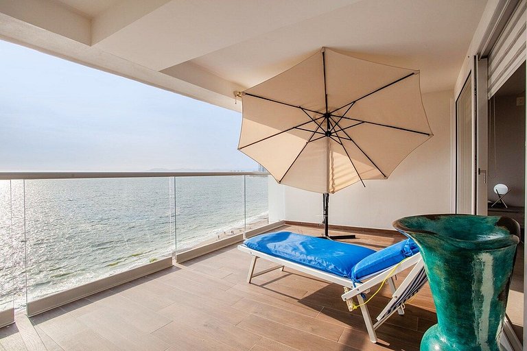Oceanfront Condo · Pool, Hot Tub & Sunset Views