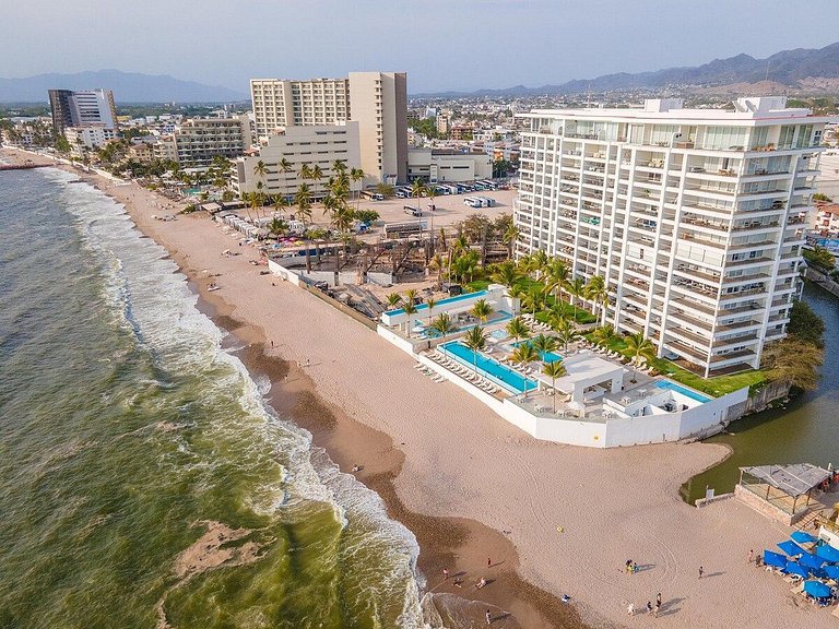 Oceanfront Condo · Pool, Hot Tub & Sunset Views