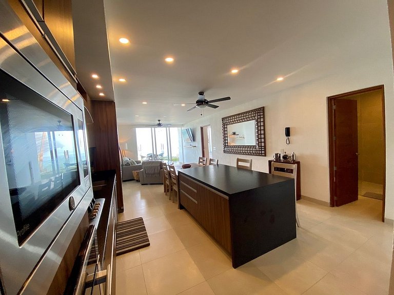 Oceanfront Condo with Pool, Gym & Beach Access