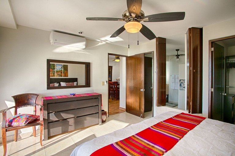 5th-Floor Oceanfront Terrace, Bay Views & Pools