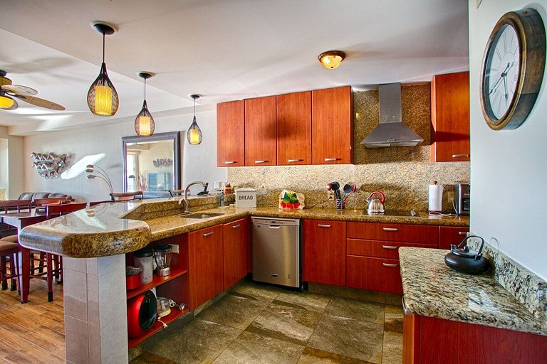 5th-Floor Oceanfront Terrace, Bay Views & Pools