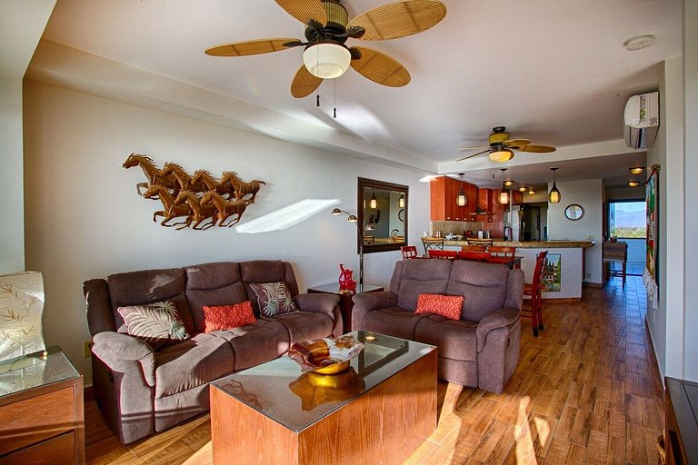 5th-Floor Oceanfront Terrace, Bay Views & Pools