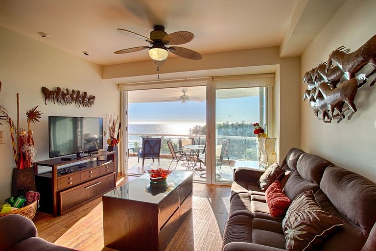 5th-Floor Oceanfront Terrace, Bay Views & Pools