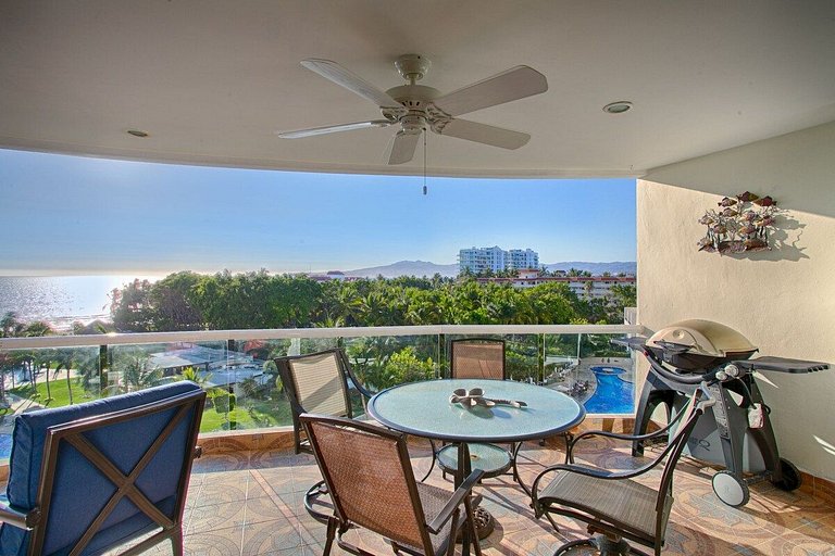 5th-Floor Oceanfront Terrace, Bay Views & Pools
