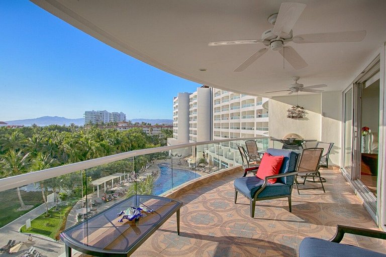 Oceanview Condo with Terrace, Pool & Beach Access