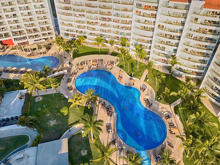 5th-Floor Oceanfront Terrace, Bay Views & Pools