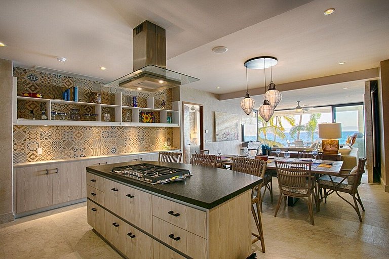 Phenom Oceanview, Golden Zone, Steps to Beach!