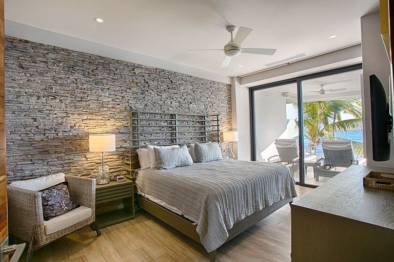 Phenom Oceanview, Golden Zone, Steps to Beach!