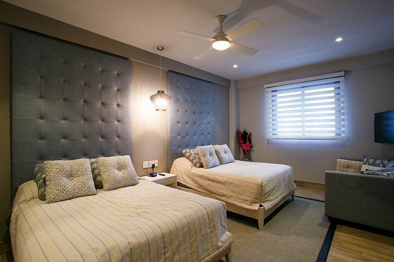 Phenom Oceanview, Golden Zone, Steps to Beach!