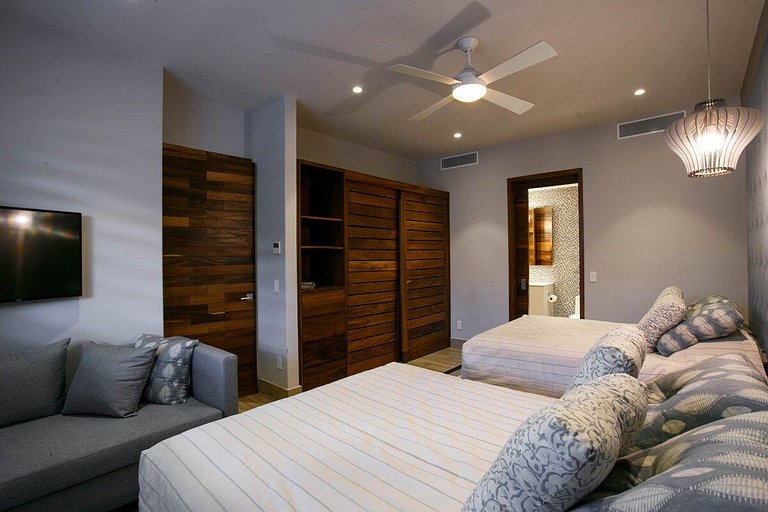 Phenom Oceanview, Golden Zone, Steps to Beach!