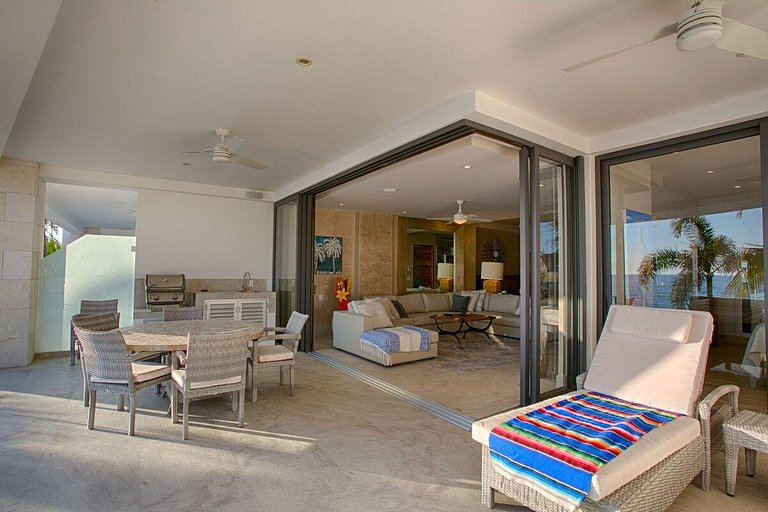 Phenom Oceanview, Golden Zone, Steps to Beach!