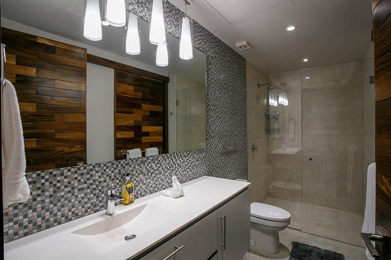 Phenom Oceanview, Golden Zone, Steps to Beach!