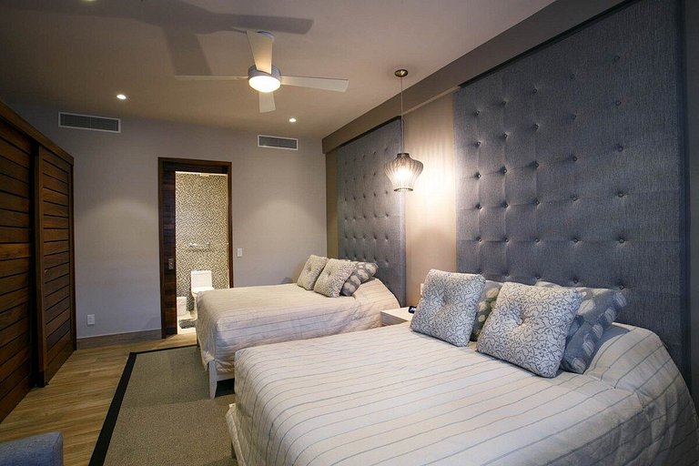 Phenom Oceanview, Golden Zone, Steps to Beach!