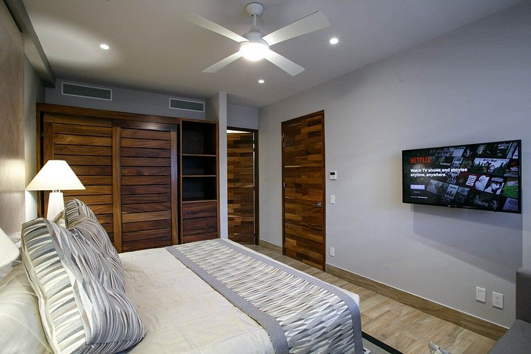 Phenom Oceanview, Golden Zone, Steps to Beach!