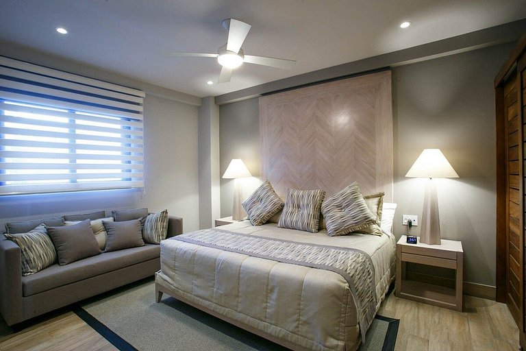 Phenom Oceanview, Golden Zone, Steps to Beach!