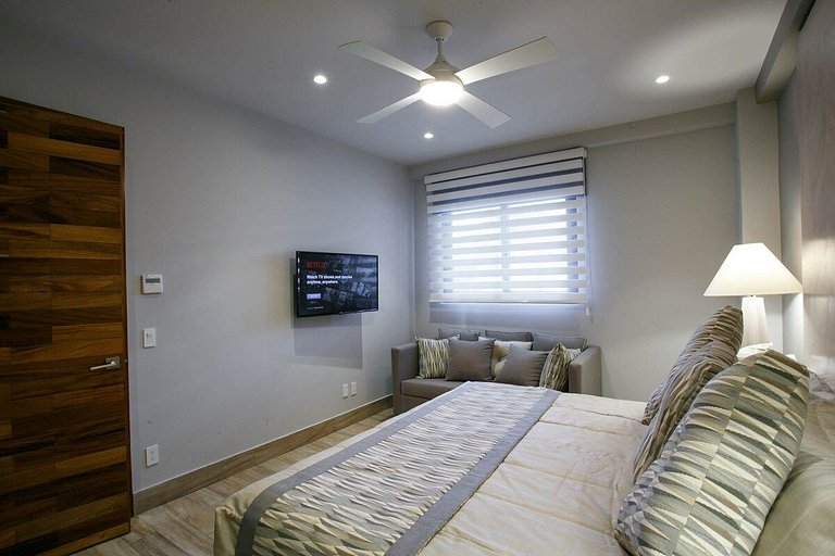Phenom Oceanview, Golden Zone, Steps to Beach!