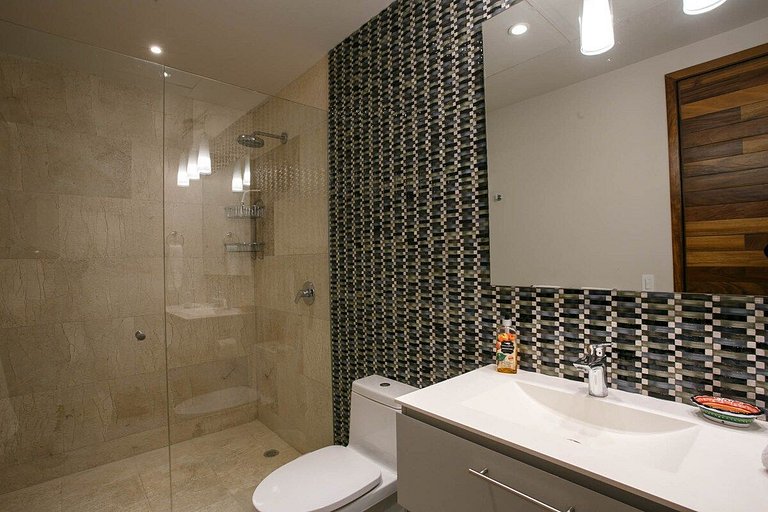 Phenom Oceanview, Golden Zone, Steps to Beach!