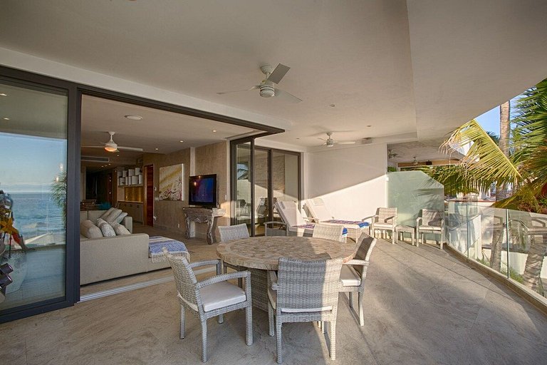 Phenom Oceanview, Golden Zone, Steps to Beach!