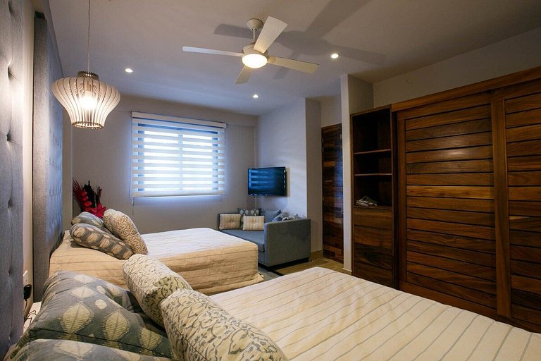Phenom Oceanview, Golden Zone, Steps to Beach!