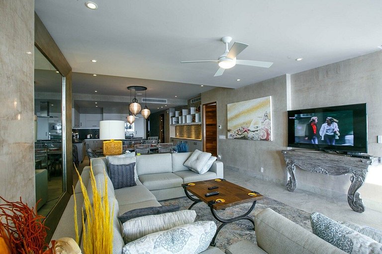 Phenom Oceanview, Golden Zone, Steps to Beach!