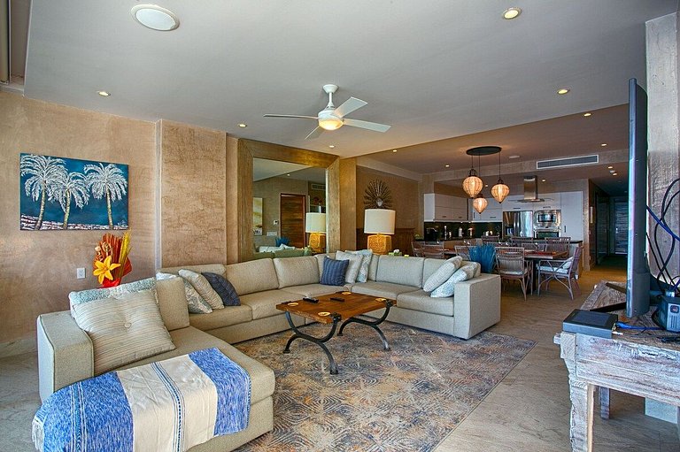 Phenom Oceanview, Golden Zone, Steps to Beach!
