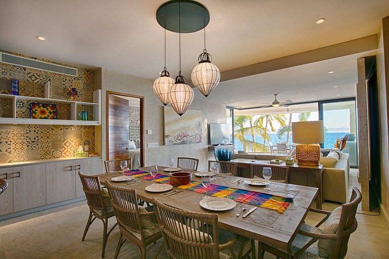 Phenom Oceanview, Golden Zone, Steps to Beach!