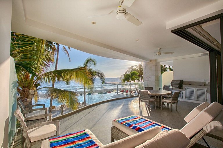 Phenom Oceanview, Golden Zone, Steps to Beach!
