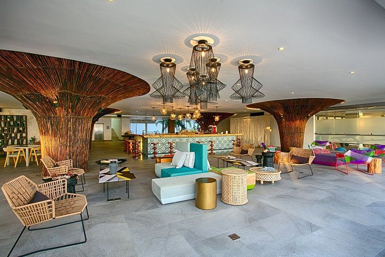 Phenom Oceanview, Golden Zone, Steps to Beach!