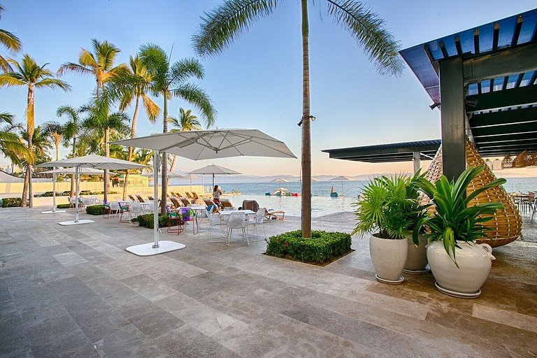 Phenom Oceanview, Golden Zone, Steps to Beach!