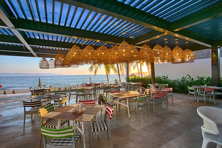 Phenom Oceanview, Golden Zone, Steps to Beach!