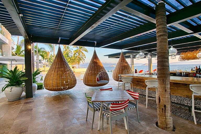 Phenom Oceanview, Golden Zone, Steps to Beach!