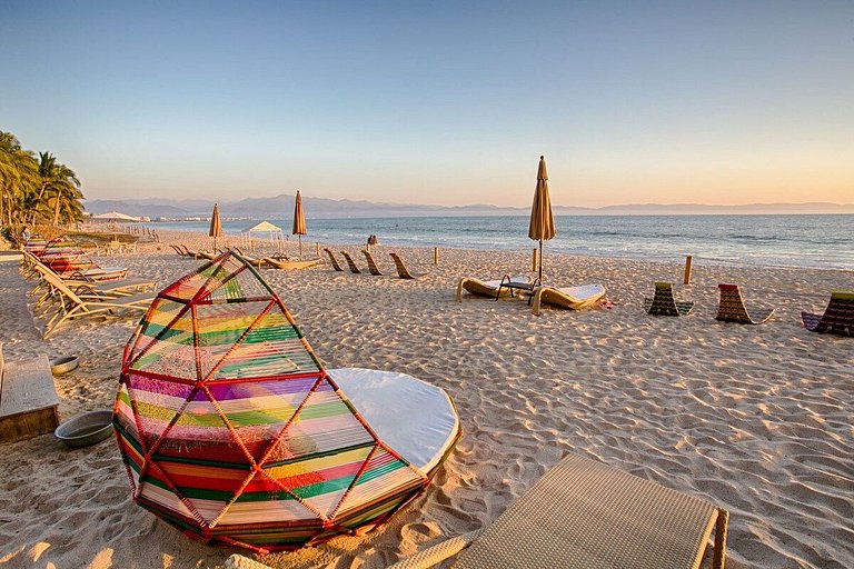 Phenom Oceanview, Golden Zone, Steps to Beach!