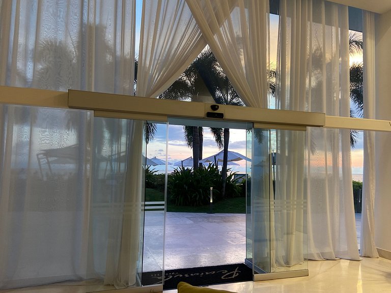 Beachfront Condo w/ Infinity Pool & Terrace Views