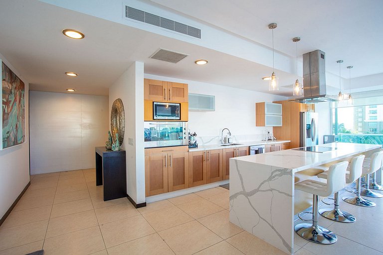 Beachfront Condo w/ Infinity Pool & Terrace Views