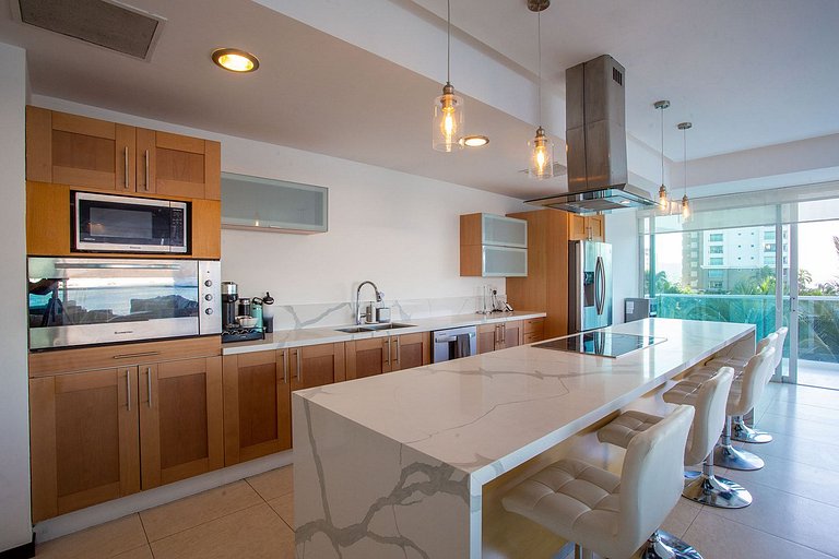 Beachfront Condo w/ Infinity Pool & Terrace Views