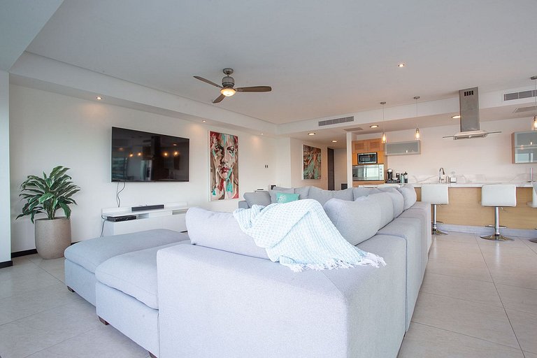 Beachfront Condo w/ Infinity Pool & Terrace Views