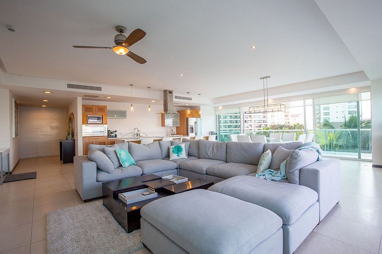 Beachfront Condo w/ Infinity Pool & Terrace Views