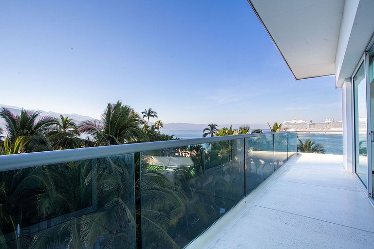 Beachfront Condo w/ Infinity Pool & Terrace Views