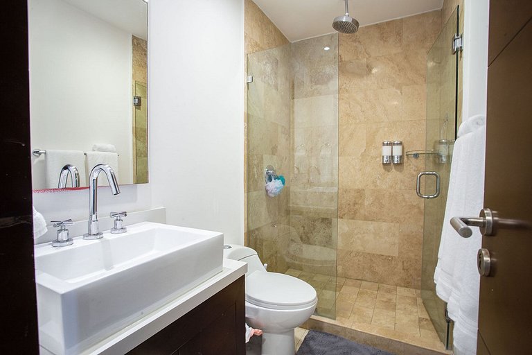 Beachfront Condo w/ Infinity Pool & Terrace Views