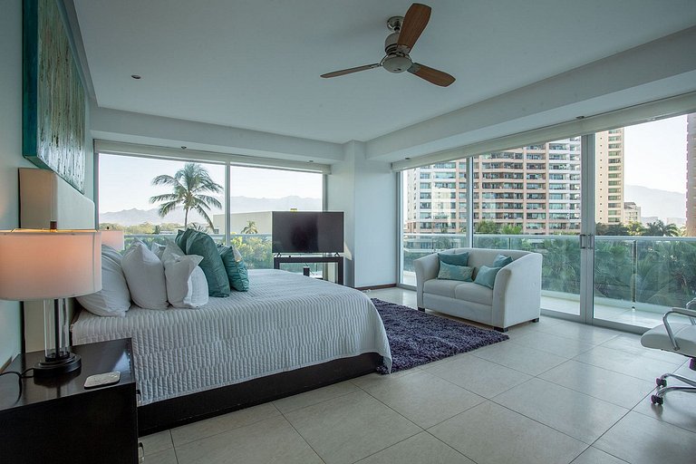 Beachfront Condo w/ Infinity Pool & Terrace Views