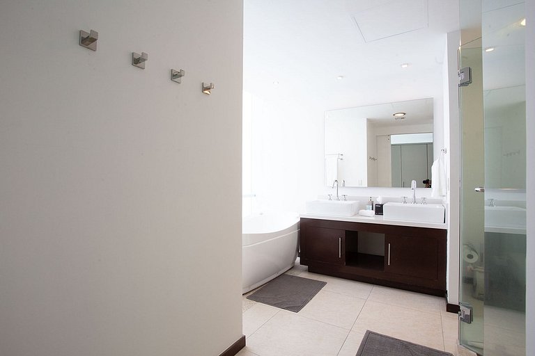 Beachfront Condo w/ Infinity Pool & Terrace Views