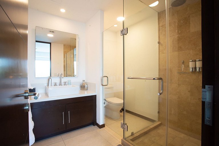 Beachfront Condo w/ Infinity Pool & Terrace Views