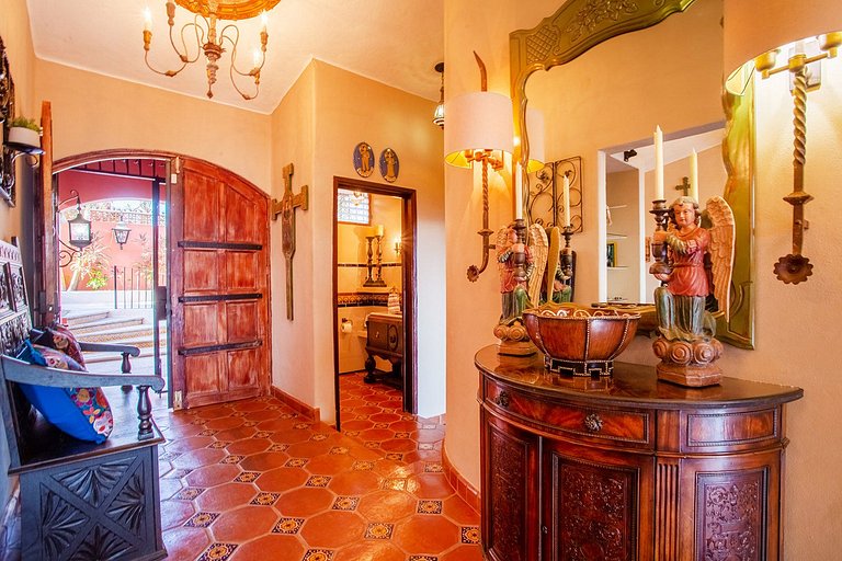 Newly Remodeled Seafront Home, Private Beach,Pool