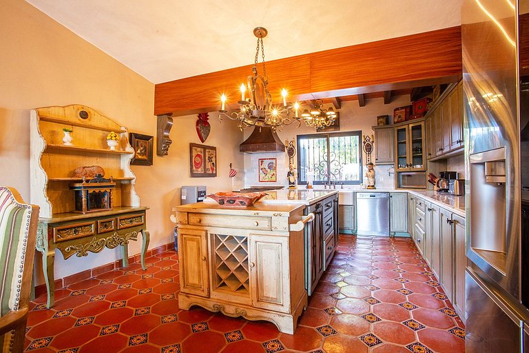 Newly Remodeled Seafront Home, Private Beach,Pool