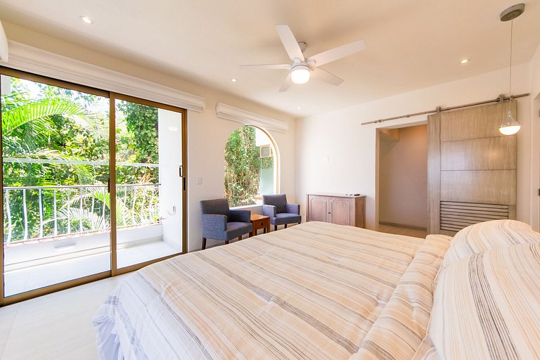 Oceanfront Condo w/ Private Terrace & Sunset Views