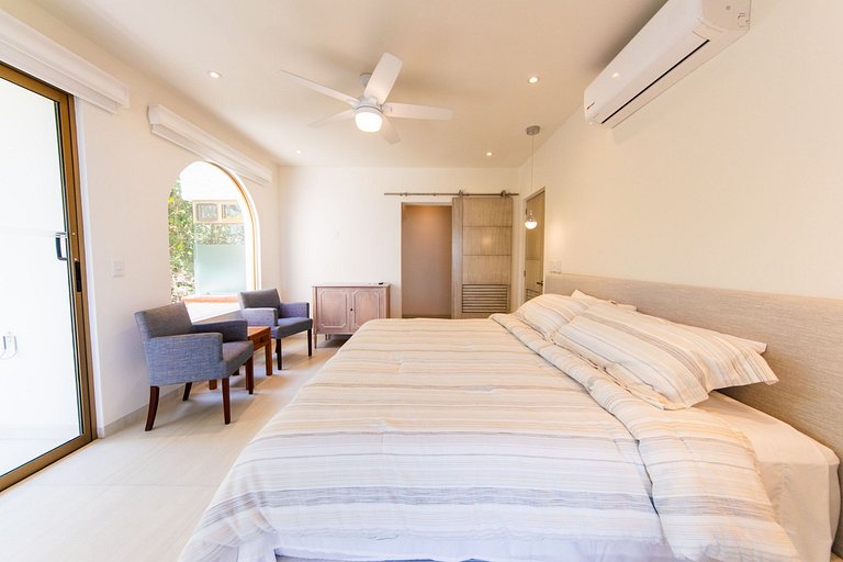 Oceanfront Condo w/ Private Terrace & Sunset Views
