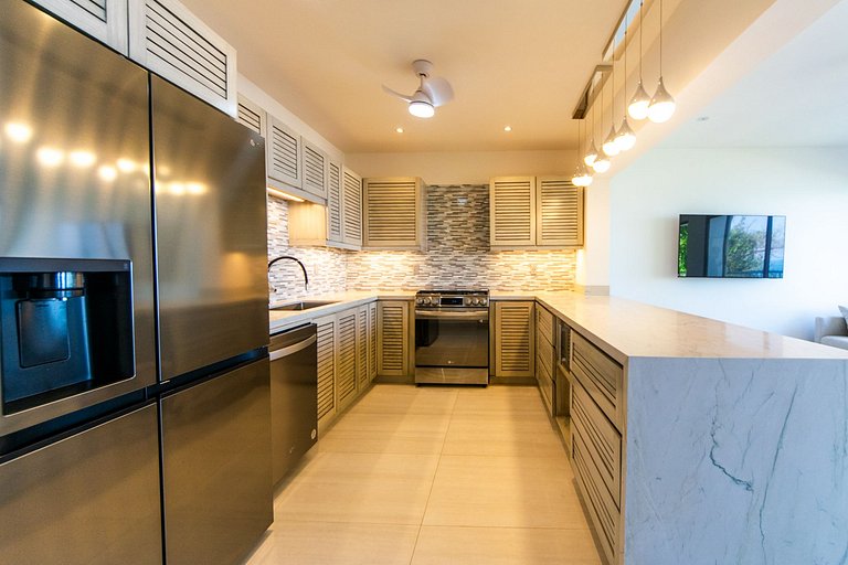 Oceanfront Condo w/ Private Terrace & Sunset Views