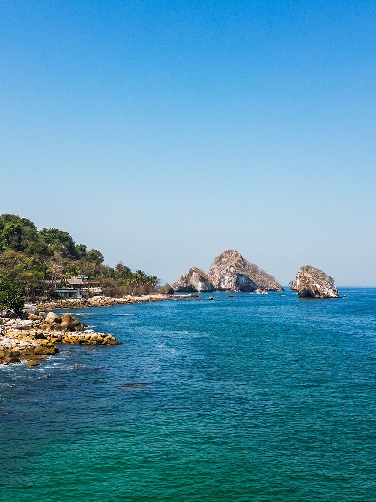 Oceanfront Escape with Los Arcos View - 3BR