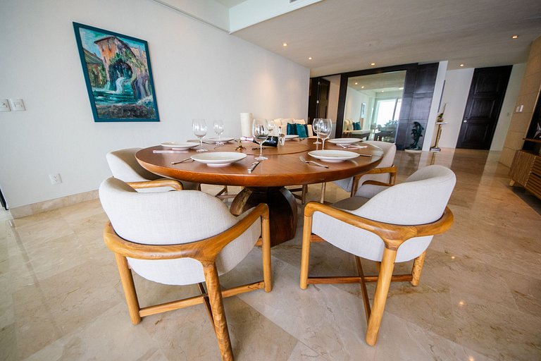 Oceanfront Escape with Los Arcos View - 3BR