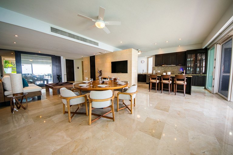 Oceanfront Escape with Los Arcos View - 3BR